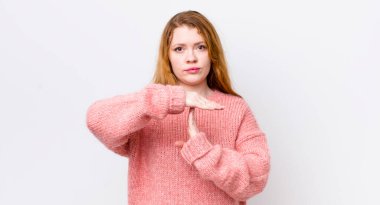 Güzel kızıl saçlı kadın ciddi, sert, kızgın ve canı sıkkın görünüyor.