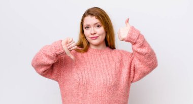 Güzel kızıl saçlı kadın kafası karışık, bilgisiz ve kararsız hissediyor, iyi ve kötü seçenekleri farklı seçeneklerde tartıyor.