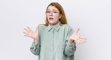 Güzel kızıl saçlı kadın gergin, endişeli ve endişeli görünüyor. Benim hatam olmadığını söylüyor. Yoksa ben yapmadım. 