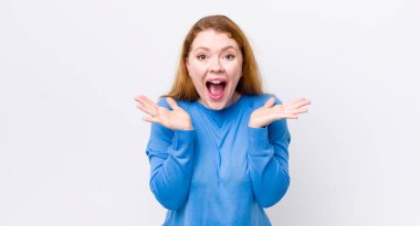 Güzel kızıl saçlı kadın şaşırdı ve heyecanlandı, güldü, şaşırdı ve mutlu oldu.