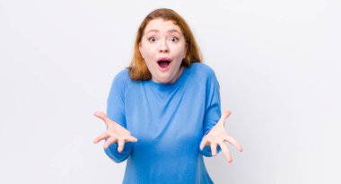 Güzel kızıl saçlı kadın şok olmuş ve şaşırmış, endişeli ve paniklemiş hissediyor, stresli ve dehşete kapılmış bir bakışla