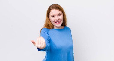 Güzel kızıl saçlı kadın mutlu, başarılı ve kendinden emin hissediyor, bir meydan okumayla karşı karşıya ve 