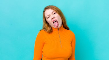 Güzel kızıl saçlı, neşeli, kaygısız, asi tavırlı, şakacı ve dilsiz bir kadın, eğleniyor.