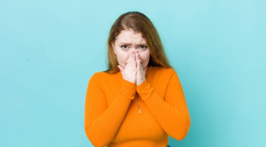 Güzel kızıl saçlı kadın endişeli, umutlu ve dindar hissediyor. Avuçlarına bastırılmış, af dileyen sadık bir şekilde dua ediyor.