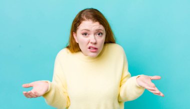 Kızıl saçlı güzel bir kadın, bilgisiz ve kafası karışık, hangi seçeneği seçeceğinden emin değil, merak ediyor.