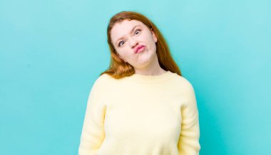 Güzel kızıl saçlı kadın şapşal ve komik görünüyor. Şaşı bakışlı, şakacı ve şakacı.