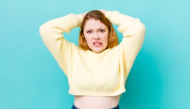 Güzel kızıl saçlı kadın hayal kırıklığına uğramış ve sıkılmış, başarısızlıktan bıkmış, sıkıcı, sıkıcı işlerden bıkmış