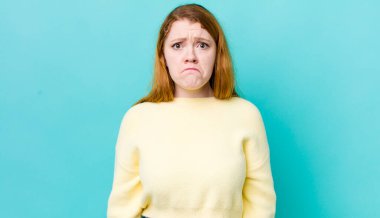 Güzel kızıl saçlı kadın üzgün ve stresli, kötü bir sürpriz yüzünden üzgün, olumsuz, endişeli bir bakışla