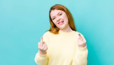 Güzel kızıl saçlı kadın kışkırtıcı, agresif ve müstehcen hissediyor. İsyankar bir tavırla orta parmağını hareket ettiriyor.