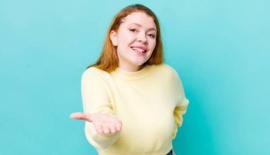 Güzel kızıl saçlı, gülümseyen, mutlu, kendine güvenen ve arkadaş canlısı bir kadın. Anlaşmayı bağlamak için el sıkışmayı teklif ediyor.