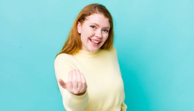 Güzel kızıl saçlı kadın mutlu, başarılı ve kendinden emin hissediyor, bir meydan okumayla karşı karşıya ve 