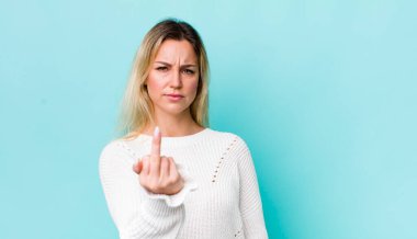 Güzel sarışın kadın kızgın, sinirli, isyankar ve agresif orta parmağını sallayarak karşılık veriyor.