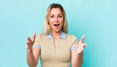 Güzel sarışın kadın kendini mutlu, şaşkın, şanslı ve şaşırmış hissediyor. İnanılmaz!