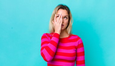 Güzel sarışın kadın sıkılmış, hayal kırıklığına uğramış ve uykulu. Yorucu, sıkıcı ve can sıkıcı bir işten sonra, el ele tutuşarak.