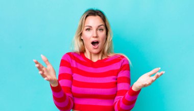 Güzel sarışın kadın şok olmuş ve şaşırmış, endişeli ve paniklemiş, stresli ve dehşete kapılmış bir bakışla