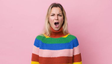 Güzel sarışın kadın korkmuş ve şok olmuş hissediyor, ağzı açık şaşkınlık içinde.