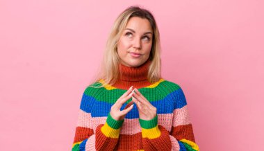 Güzel sarışın kadın entrikalar ve komplolar kuruyor, sinsi hileler ve hileler düşünüyor, kurnazlık ve ihanet