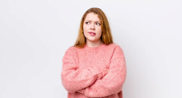 Jolie Femme Tête Rouge Doutant Pensant Mordant Lèvre Sentant Mal — Photo