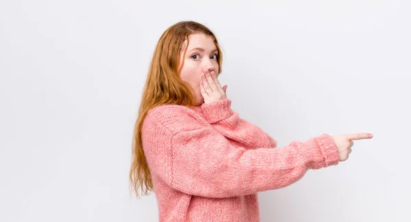 Bonita Mujer Cabeza Roja Sintiéndose Feliz Conmocionada Sorprendida Cubriendo Boca —  Fotos de Stock