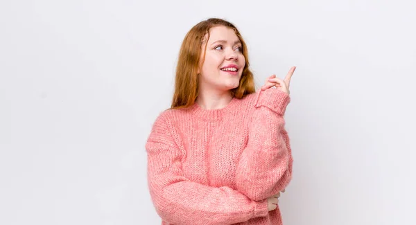 Hübsche Frau Mit Rotem Kopf Lächelt Glücklich Und Schaut Seitwärts — Stockfoto