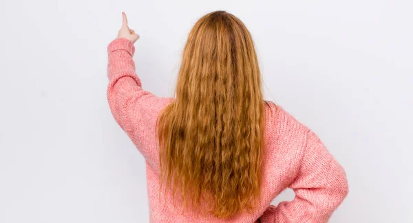 Bonita Mujer Cabeza Roja Pie Apuntando Objetar Espacio Copia Vista — Foto de Stock