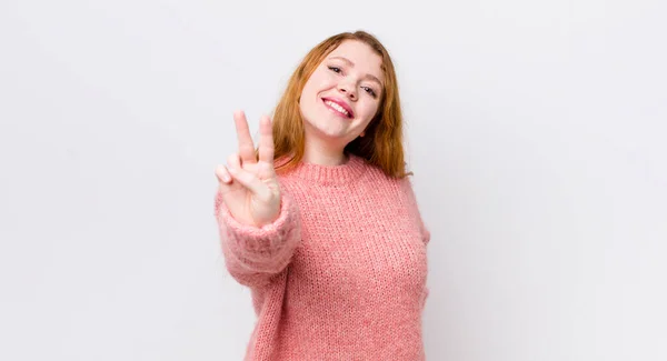 Güzel Kızıl Saçlı Kadın Gülümsüyor Mutlu Görünüyor Kaygısız Pozitif Zafer — Stok fotoğraf