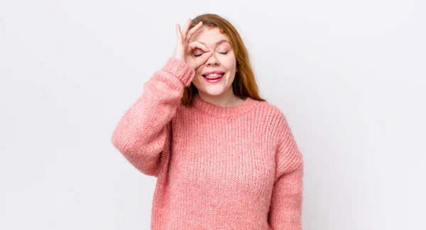 Hübsche Frau Mit Rotem Kopf Lächelt Glücklich Mit Lustigem Gesicht — Stockfoto