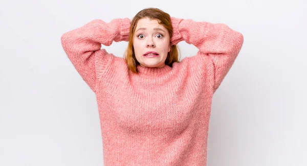 Jolie Rousse Femme Sentant Stressée Inquiète Anxieuse Effrayée Les Mains — Photo