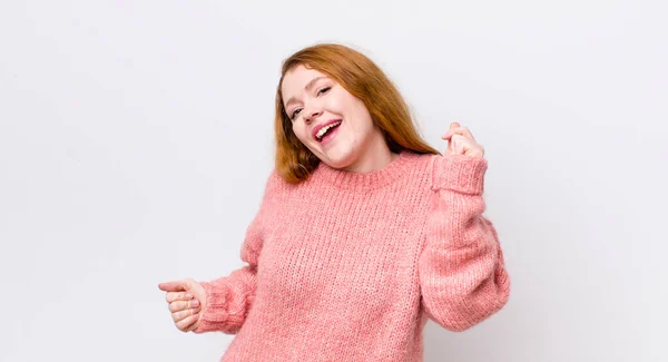 Bonita Mujer Pelirroja Sonriendo Sintiéndose Despreocupada Relajada Feliz Bailando Escuchando —  Fotos de Stock