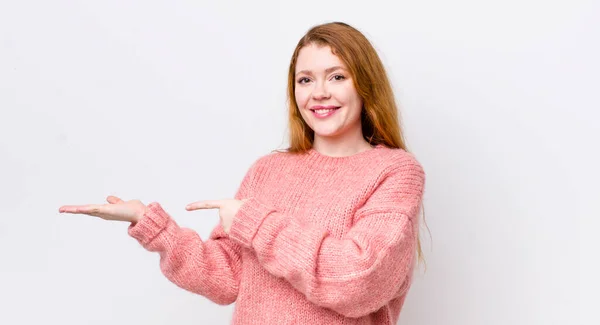 Mulher Cabeça Vermelha Bonita Sorrindo Sentindo Feliz Despreocupado Satisfeito Apontando — Fotografia de Stock