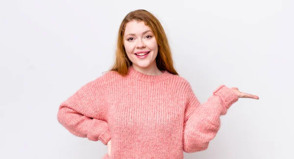 Ziemlich Rote Kopf Frau Lächelt Sich Selbstbewusst Erfolgreich Und Glücklich — Stockfoto