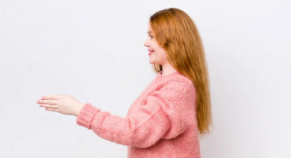 かなり赤い頭の女性が笑顔で挨拶し握手をする成功した取引 協力の概念を閉じるために — ストック写真