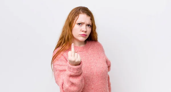 Ładna Ruda Głowa Kobieta Uczucie Gniewu Zirytowany Buntowniczy Agresywny Pstryknięcie — Zdjęcie stockowe