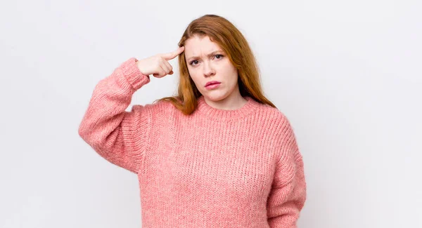 Ziemlich Rote Kopf Frau Verwirrt Und Verwirrt Fühlen Zeigt Dass — Stockfoto