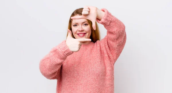 Vacker Röd Huvud Kvinna Känner Sig Glad Vänlig Och Positiv — Stockfoto