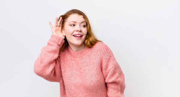 Hübsche Frau Mit Rotem Kopf Die Neugierig Zur Seite Schaut — Stockfoto