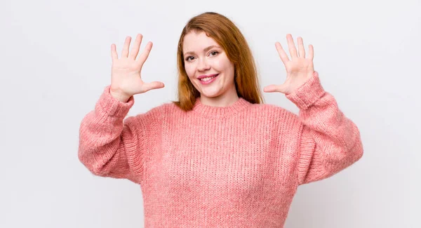 Hübsche Rote Kopf Frau Lächelt Und Sieht Freundlich Zeigt Die — Stockfoto