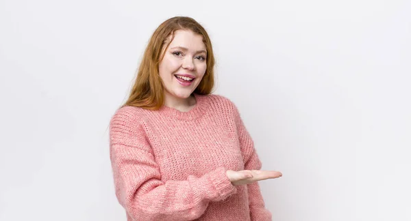 Bonita Mujer Pelirroja Sonriendo Alegremente Sintiéndose Feliz Mostrando Concepto Espacio —  Fotos de Stock