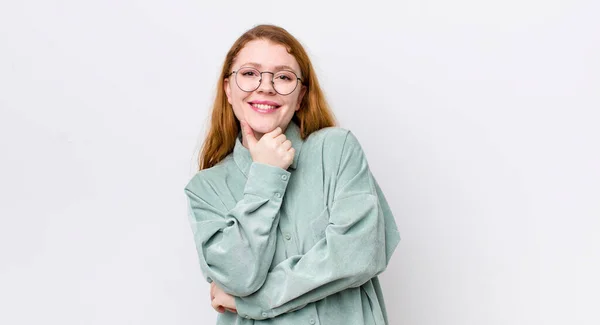 Mulher Cabeça Vermelha Bonita Sorrindo Curtindo Vida Sentindo Feliz Amigável — Fotografia de Stock