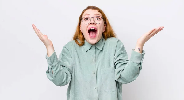 Hübsche Rote Frau Die Sich Glücklich Erstaunt Glücklich Und Überrascht — Stockfoto