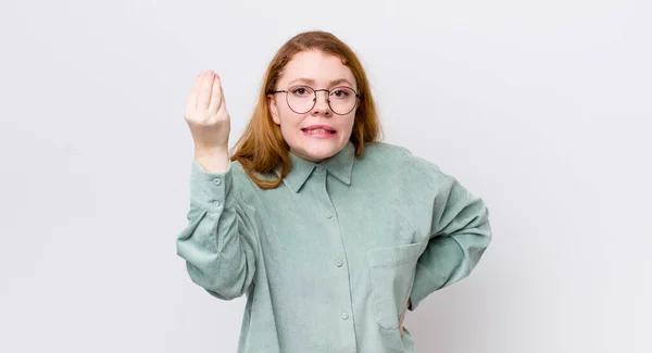 Όμορφη Κοκκινομάλλα Γυναίκα Κάνει Capice Χειρονομία Χρήματα Σας Λέει Πληρώσει — Φωτογραφία Αρχείου