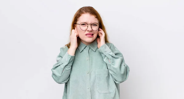 Bella Donna Testa Rossa Guardando Arrabbiato Stressato Infastidito Coprendo Entrambe — Foto Stock