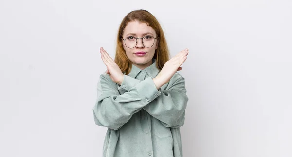 Bonita Mulher Cabeça Vermelha Olhando Irritado Cansado Sua Atitude Dizendo — Fotografia de Stock