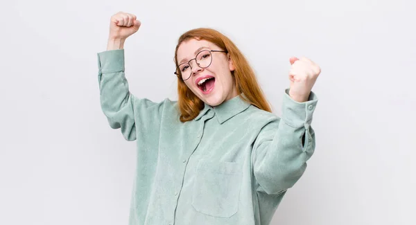Güzel Kızıl Saçlı Kadın Muzaffer Bir Şekilde Bağırıyor Heyecanlı Mutlu — Stok fotoğraf