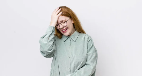 Mulher Ruiva Bonita Cabeça Rindo Batendo Testa Como Dizer Doh — Fotografia de Stock