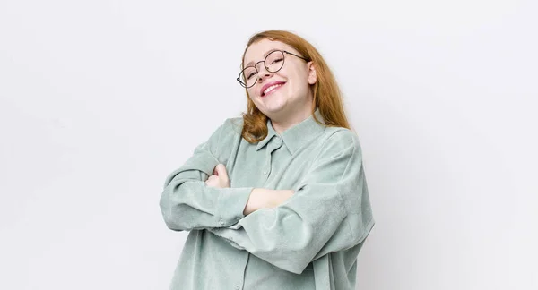 Csinos Vörös Hajú Nevet Boldogan Karok Keresztbe Egy Nyugodt Pozitív — Stock Fotó
