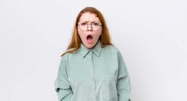 Güzel Kızıl Saçlı Kadın Şok Olmuş Kızgın Sinirli Hayal Kırıklığına — Stok fotoğraf