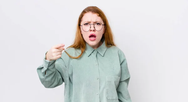 Ziemlich Rote Kopf Frau Zeigt Die Kamera Mit Einem Wütenden — Stockfoto