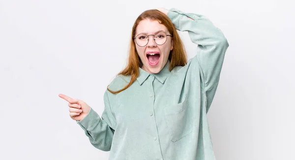 Hübsche Frau Mit Rotem Kopf Die Lacht Glücklich Positiv Und — Stockfoto