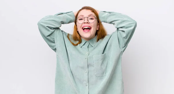 Bella Donna Testa Rossa Cercando Felice Spensierato Amichevole Rilassato Godendo — Foto Stock